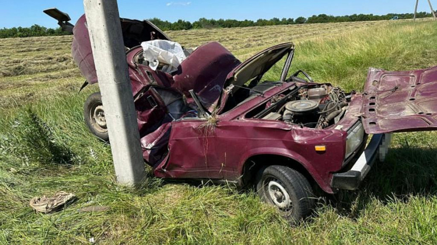 В Адыгее 68-летний водитель легковушки погиб после столкновения с опорой ЛЭП