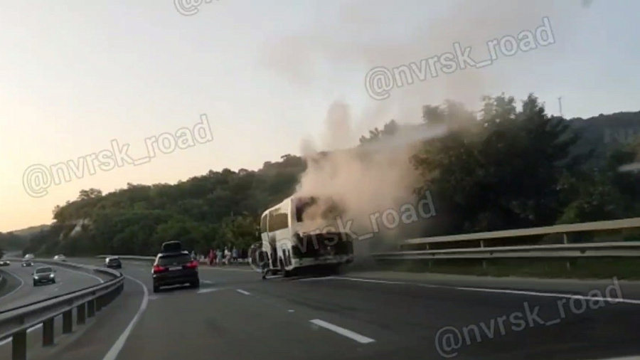 На трассе под Новороссийском сгорел пассажирский автобус