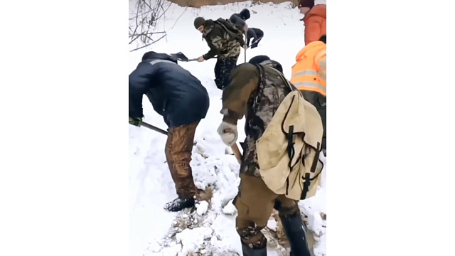 В Апшеронском районе жителям отрезанного от цивилизации хутора приходится самим расчищать снег. Видео