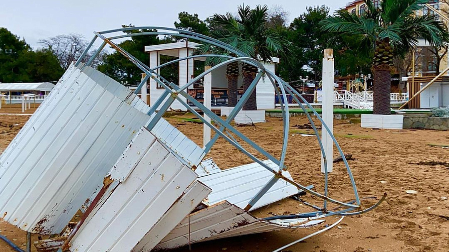 Непогода в Геленджике разрушила центральный пляж