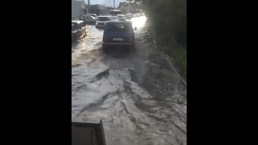 Краснодарцы публикуют в Сети видео затопленных после дождя улиц