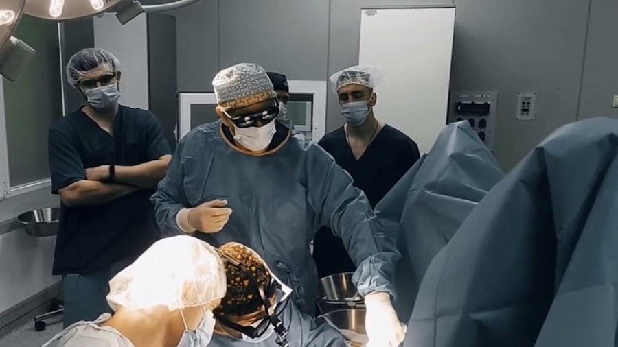 Хирурги из Краснодара удалили пациентке огромную кисту при помощи AR-очков