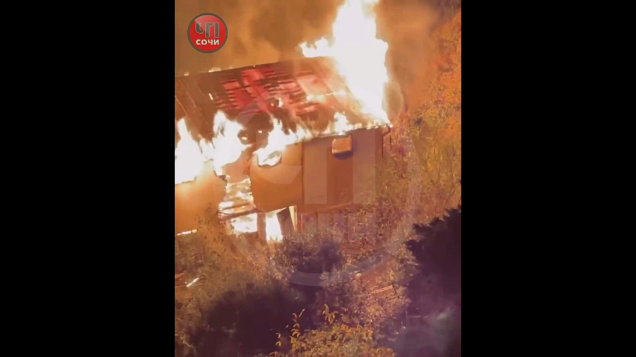 В Сочи на 150 квадратных метрах сгорело заброшенное здание