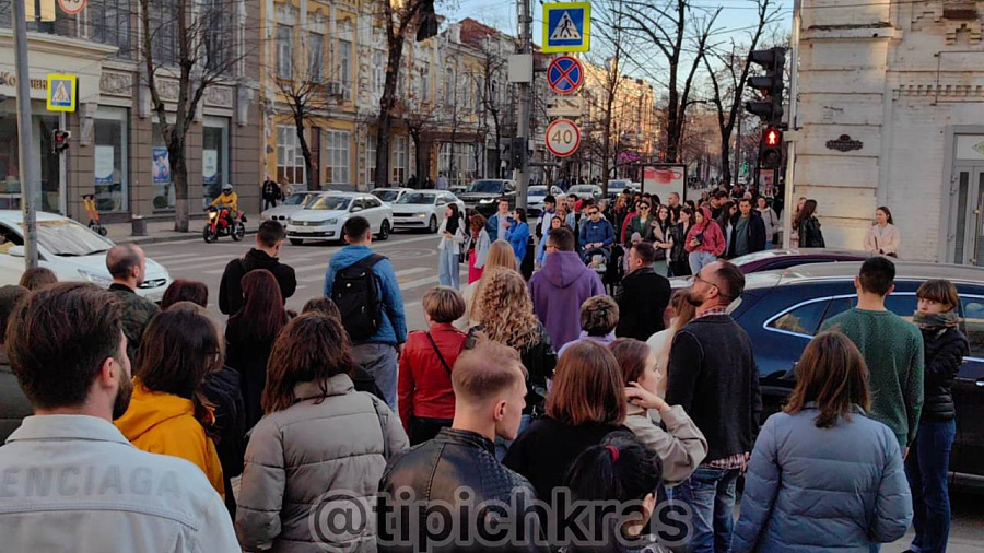 «Разве это безопасно?»: жители Краснодара жалуются на переполненную пешеходную зону на улице Красной