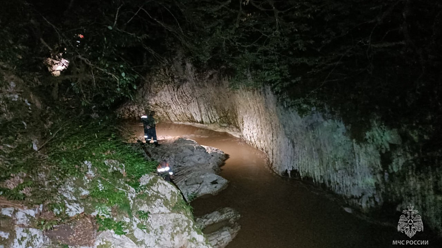В Сочи из-за внезапного подъема уровня воды в реке туристы оказались заблокированы на скалах 