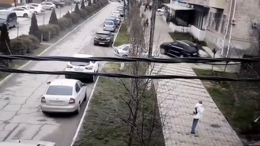 В Крымске лихач на «Mercedes» устроил ДТП с пятью автомобилями и попал на видео