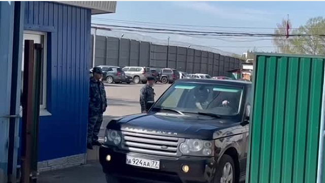 Экс-министр экономического развития РФ Алексей Улюкаев покинул ИК на автомобиле «Range Rover» в сопровождении элитного кортежа (ВИДЕО)