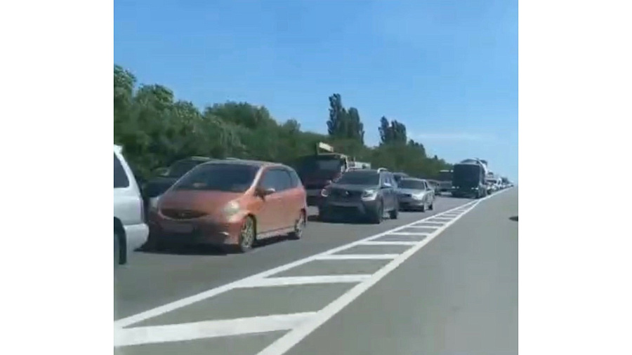 В Краснодарском крае пробка на трассе в сторону Черного моря попала на видео