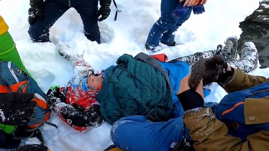 В Сочи туристы спасли лыжника, улетевшего в 8-метровый обрыв (ВИДЕО)