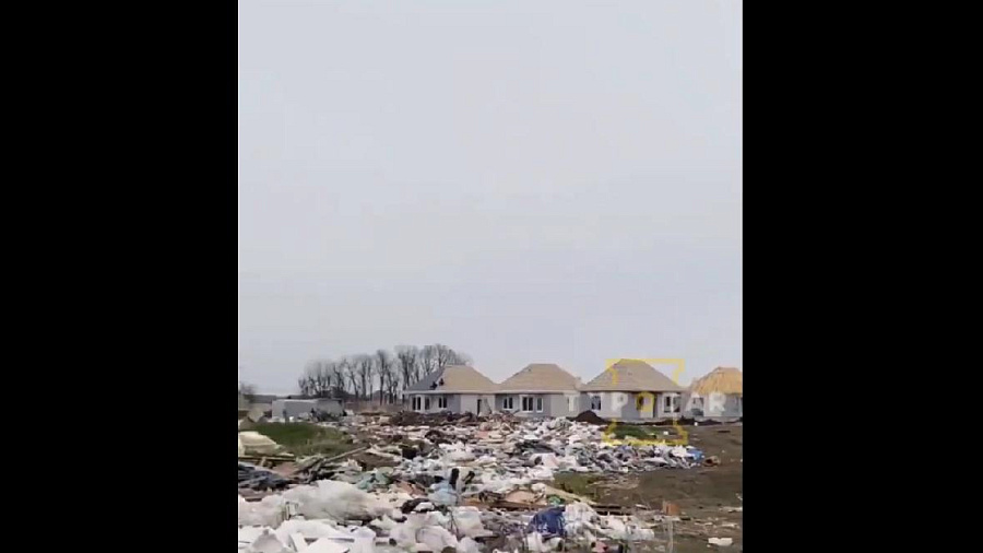 Горы строительного мусора в поселке Российском под Краснодаром шокировали пользователей Сети
