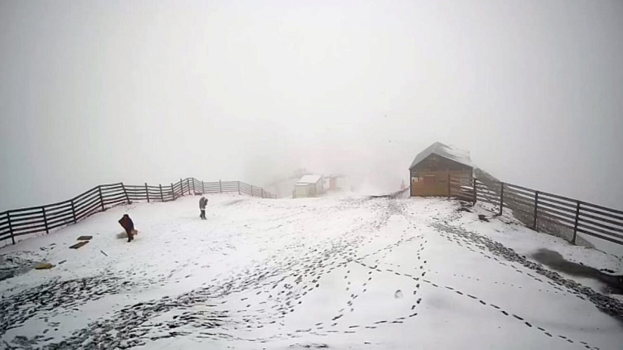 В горах Сочи прошел первый летний снег (ВИДЕО)
