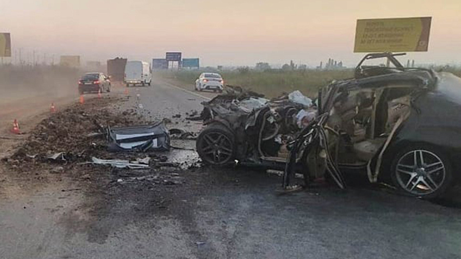 Недалеко от Краснодара три человека на Mercedes разбились в ДТП c грузовиком