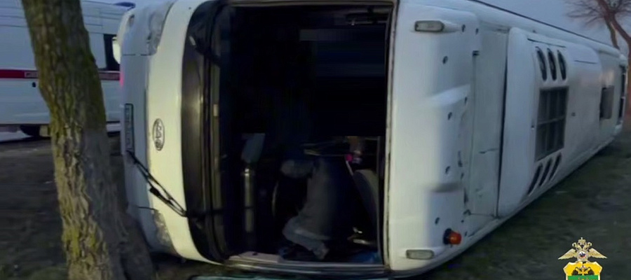 Гололед и ветер опрокинули под Анапой вахтовый автобус, травмирован пассажир