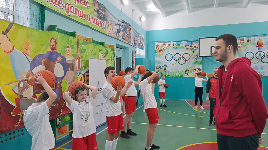 В Краснодаре продолжается серия инклюзивных уроков по баскетболу с участием БК «Локомотив-Кубань»