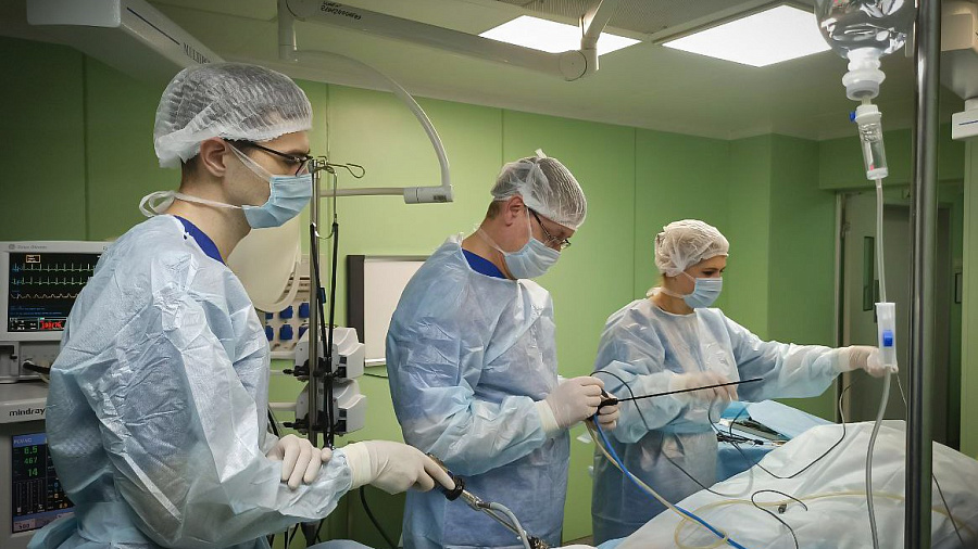 В Краснодаре хирурги удалили 22-летней девушке огромную кисту яичника