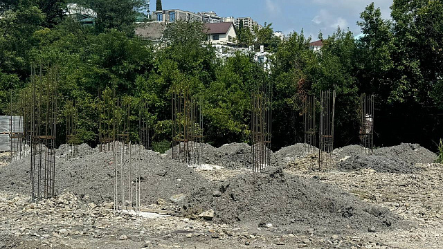 Мэрия Сочи требует срочного сноса незаконной стройки в центре города