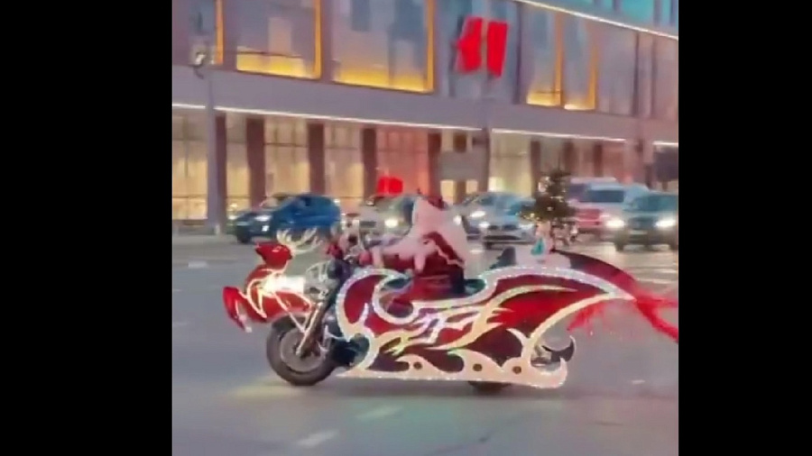Видео с катающимся на мотоцикле Дедом Морозом в Краснодаре рассмешило пользователей Сети