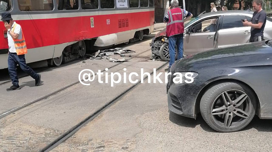 В Краснодаре иномарка столкнулась на перекрестке с трамваем, 1 человек пострадал