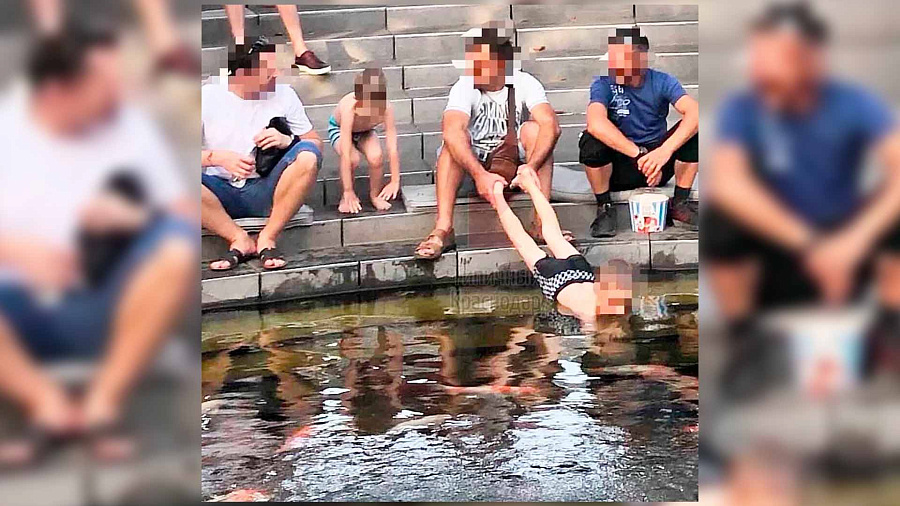 «Отец года»: в парке Галицкого мужчина держал за ноги ребенка, собирающего монеты в пруду