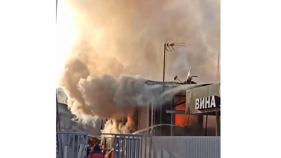 В Сочи из-за пожара в 4-этажном особняке эвакуировали 20 жильцов (ВИДЕО)