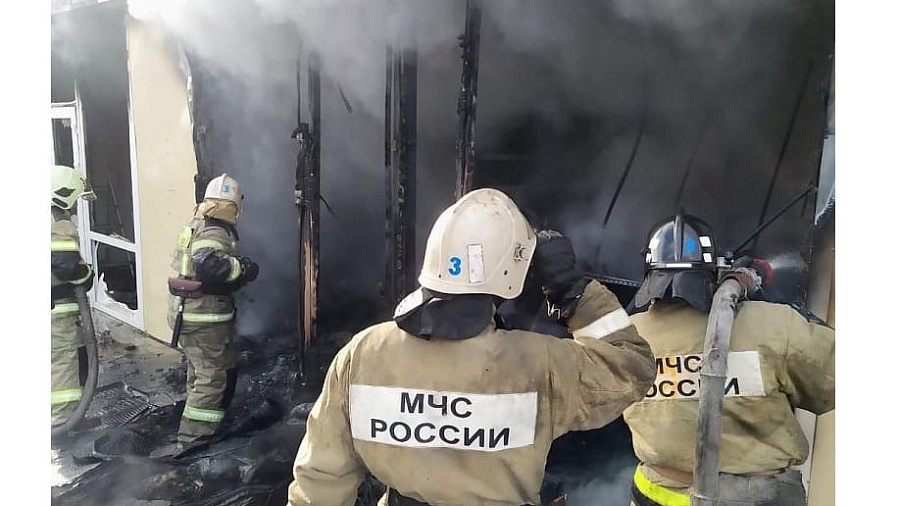 Видео: в Краснодаре загорелись павильоны с автомобильными запчастями