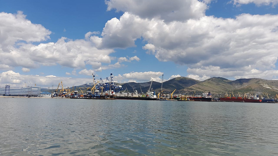 В Новороссийске в акватории Черного моря обнаружили нефтяное загрязнение площадью 40 тысяч квадратных метров