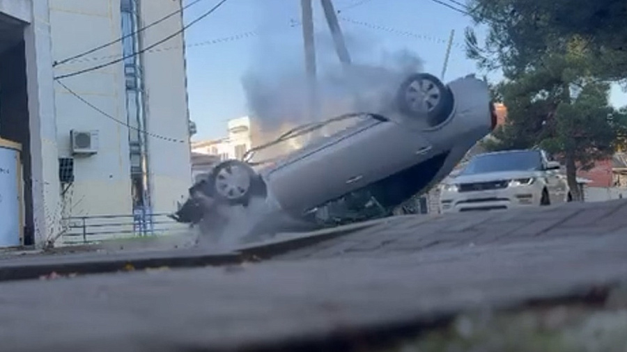 В Геленджике сняли на видео падение автомобиля со второго этажа
