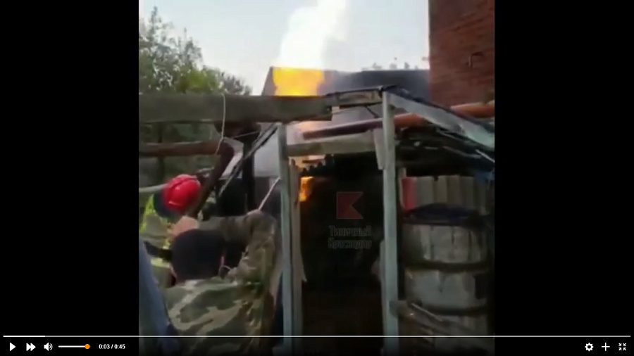 Очевидцы сняли на видео вспыхнувший газопровод во дворе частного дома под Краснодаром