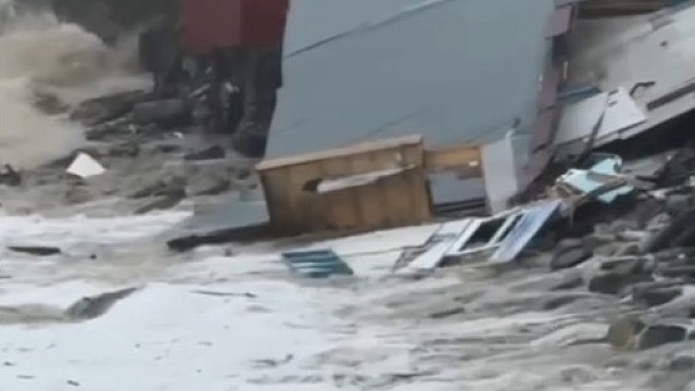 В Сочи сняли на видео, как шторм смыл все строения на берегу моря в Лоо