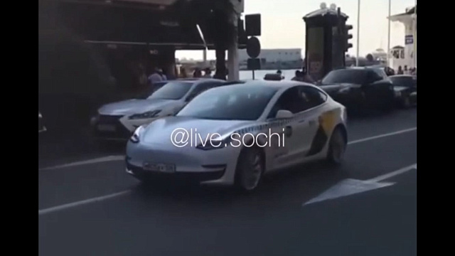 Как в Дубае: «Тесла»-такси на улицах Сочи удивила пользователей Сети. Видео