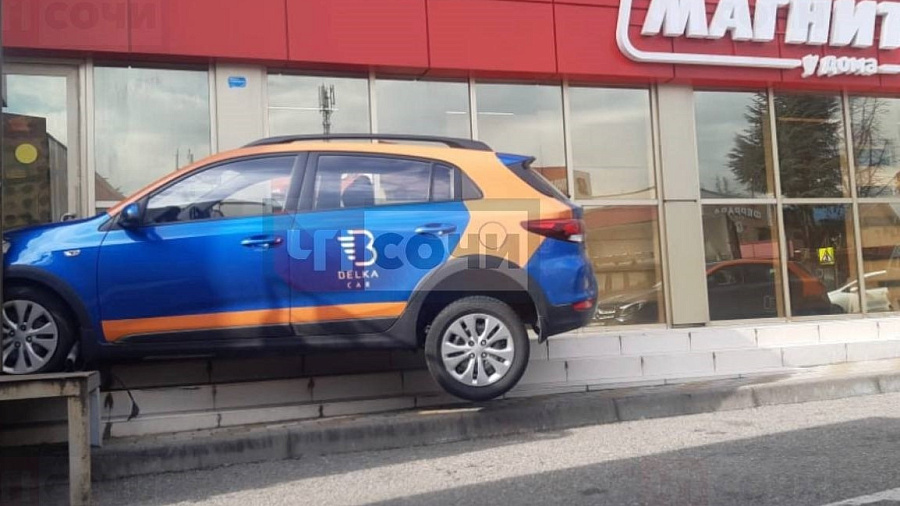Автомобиль каршеринга протаранил магазин «Магнит» в Сочи