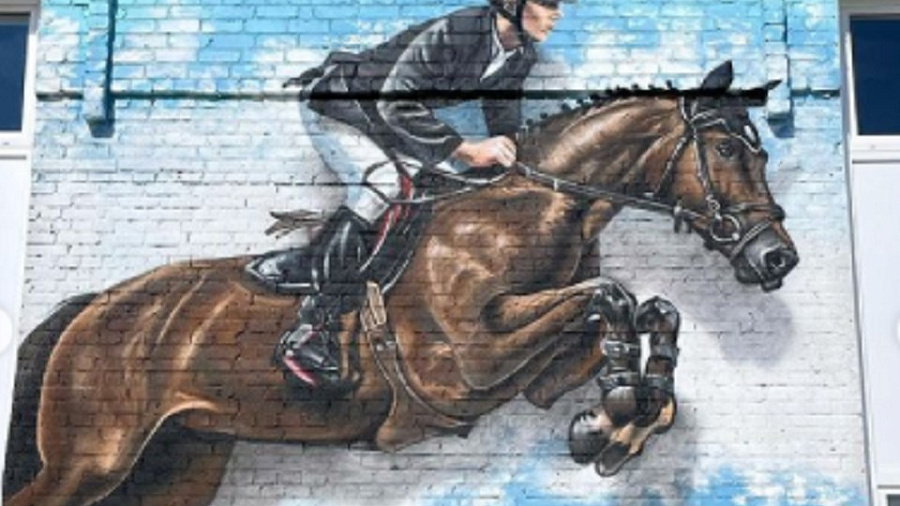 В Краснодаре граффити с изображением коня и наездника появилось на фасаде ипподрома 