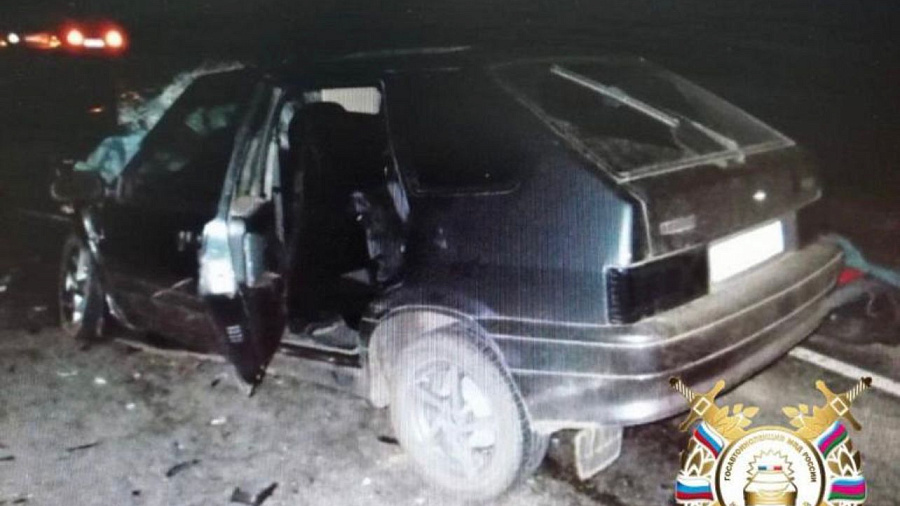 На Кубани при столкновении легковушки и грузовика погиб 1 человек