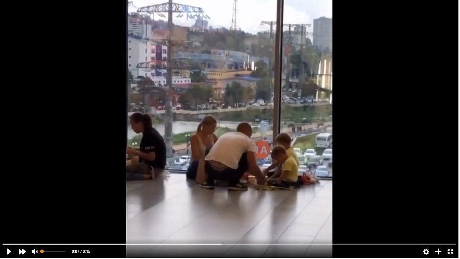 В Сочи туристы сняли на видео, как посетители фудкорта в ТРЦ едят прямо на полу 