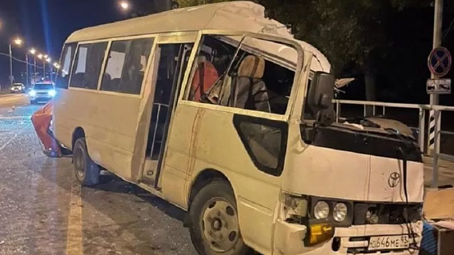 На Кубани автобус с людьми врезался в автокран