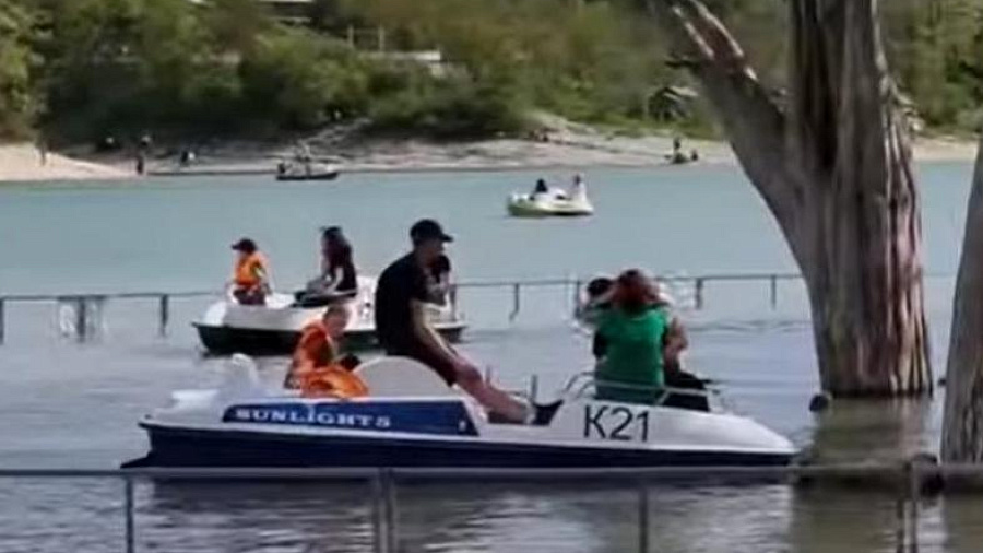«Полнейший аншлаг»: толпы туристов на Кипарисовом озере под Анапой попали на видео