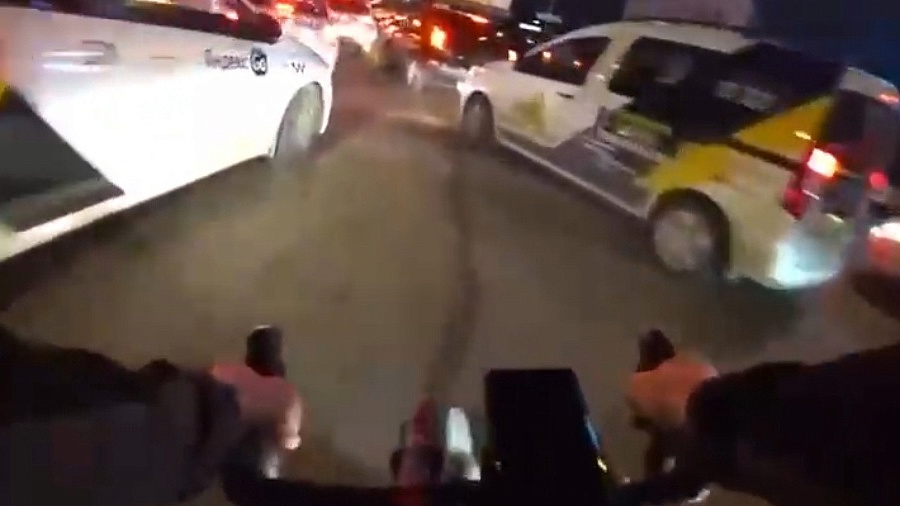 В Краснодаре велосипедист, промчавшийся между машинами во время пробки, напугал пользователей Сети  