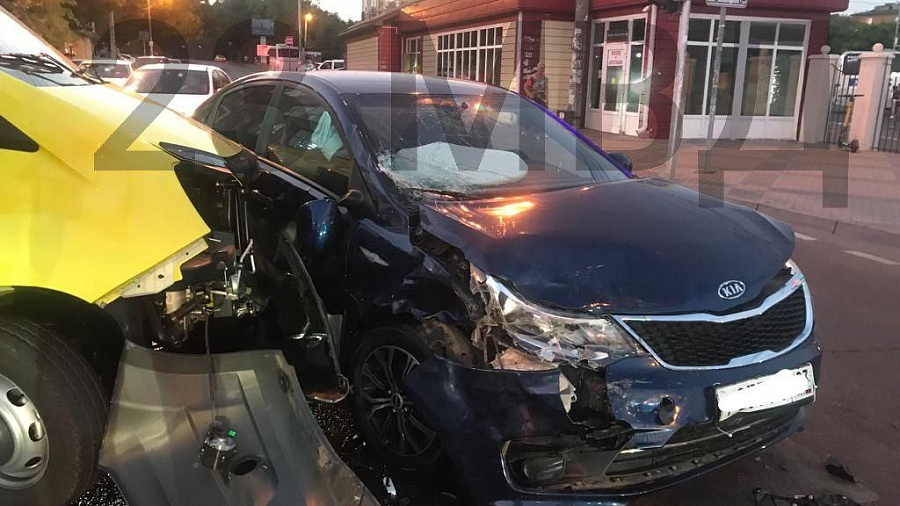 В Краснодаре в аварии с легковушкой и машиной скорой помощи пострадали 2 человека