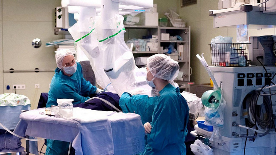 На Кубани провели первую в России операцию по сохранению репродуктивного здоровья при помощи робота-хирурга