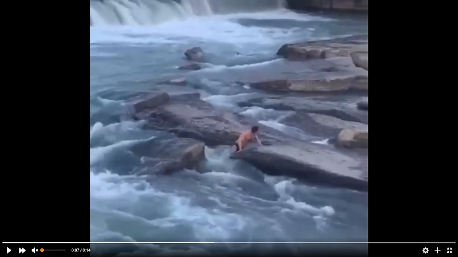 В Сочи мужчина полез купаться в ледяную реку и попал на видео