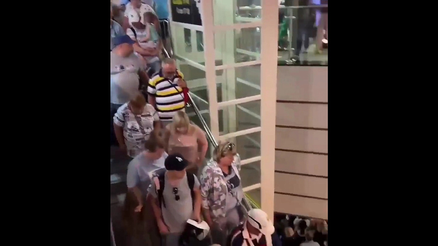 Двухэтажная очередь на посадку в аэропорту Сочи шокировала пользователей Сети
