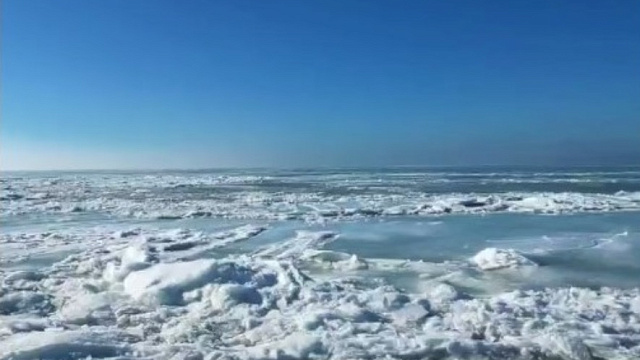 Азовское море замерзло у берегов Кубани из-за рекордных морозов