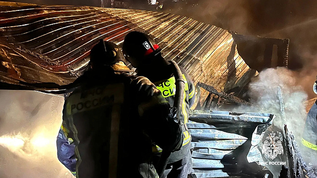 В Сочи ночью вспыхнули бараки 