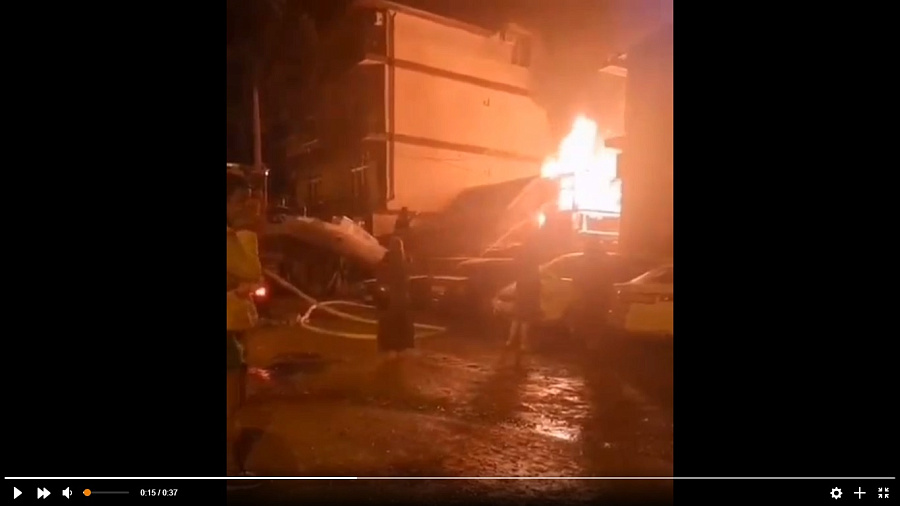 В Геленджике сняли на видео крупный пожар в центре города