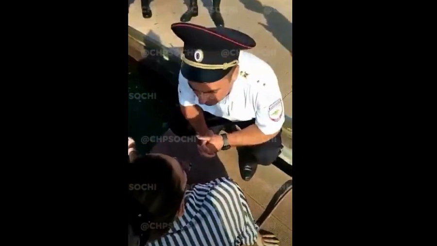 «Я на губернатора работаю!»: буйных туристок после перепалки с полицейскими увели в наручниках с морпорта в Сочи