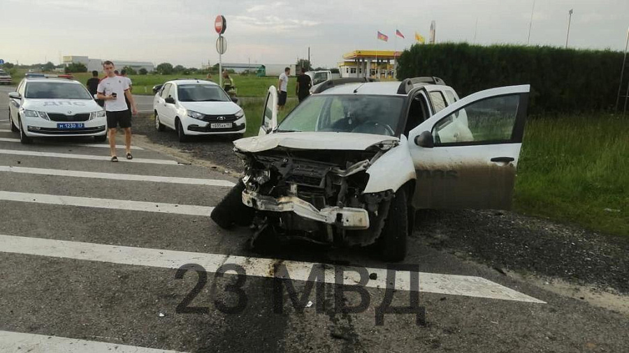 На Кубани при лобовом столкновении «Renault» и «ВАЗа» погибла 23-летняя девушка