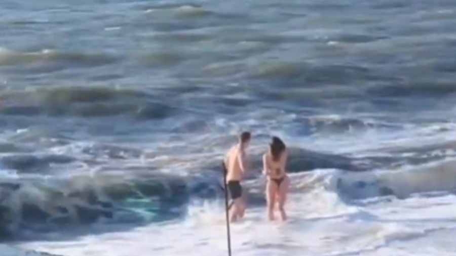 «А спасатели жизнью своей рискуют...»: в соцсетях возмутились молодой парой, купающейся в море в середине января