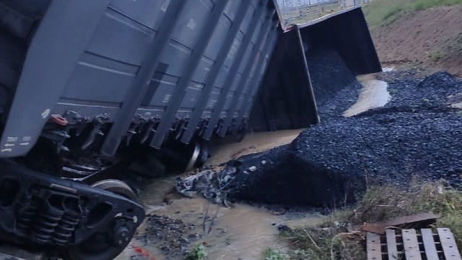 «Апокалипсис какой-то!»: очевидцы показали кадры с места падения грузовых вагонов в размытую дождем канаву в Краснодарском крае