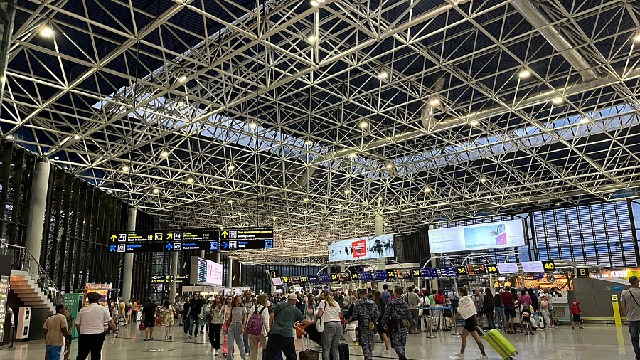 В аэропорту Сочи пограничники задержали мужчину, находящегося в международном розыске