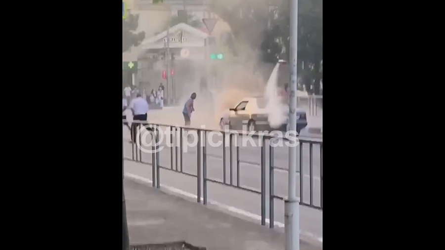 В Геленджике во время тушения автомобиля улетел огнетушитель. Видео